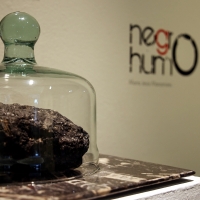 Una artista extremeña presenta Negro Humo, la nueva exposición de la Sala Vaquero Poblador