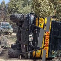 Vuelca un camión del INFOEX en el incendio de Valencia de Alcántara