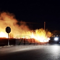 Fuera de control un incendio en la carretera de Olivenza