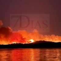 El incendio de Valencia de Alcántara empeora gravemente tras la madrugada