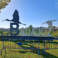 ¿Cuándo retirarán las vallas de las letras de BADAJOZ en el parque del Guadiana?