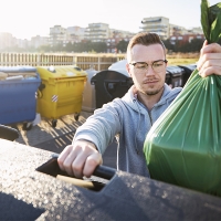 Te multarán si haces algunas de estas cosas al tirar la basura