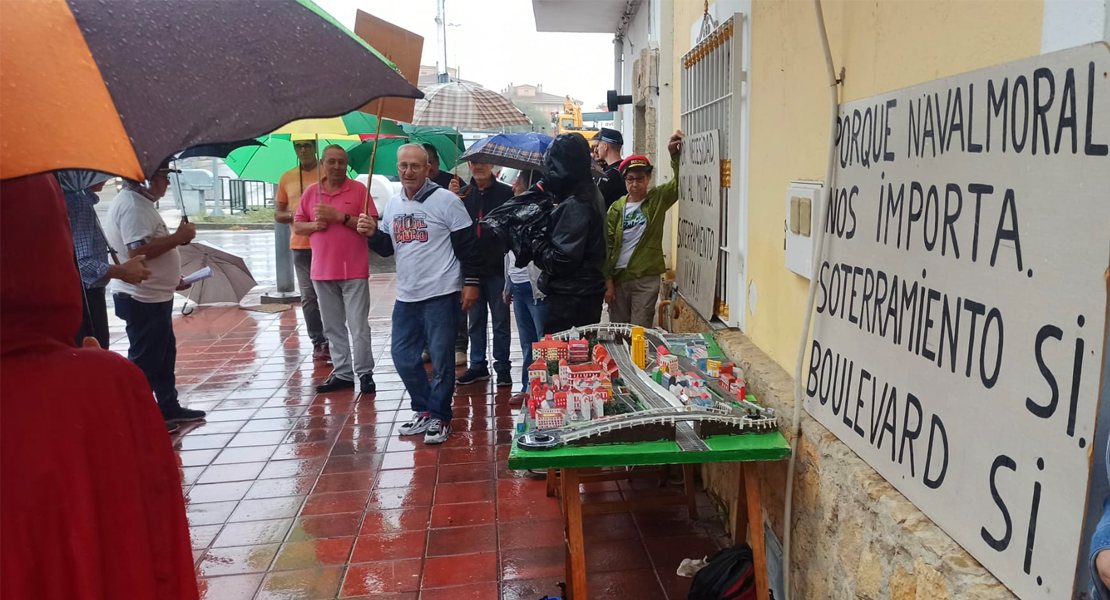 La lluvia no frena a los vecinos de Navalmoral contra el &#39;muro&#39;