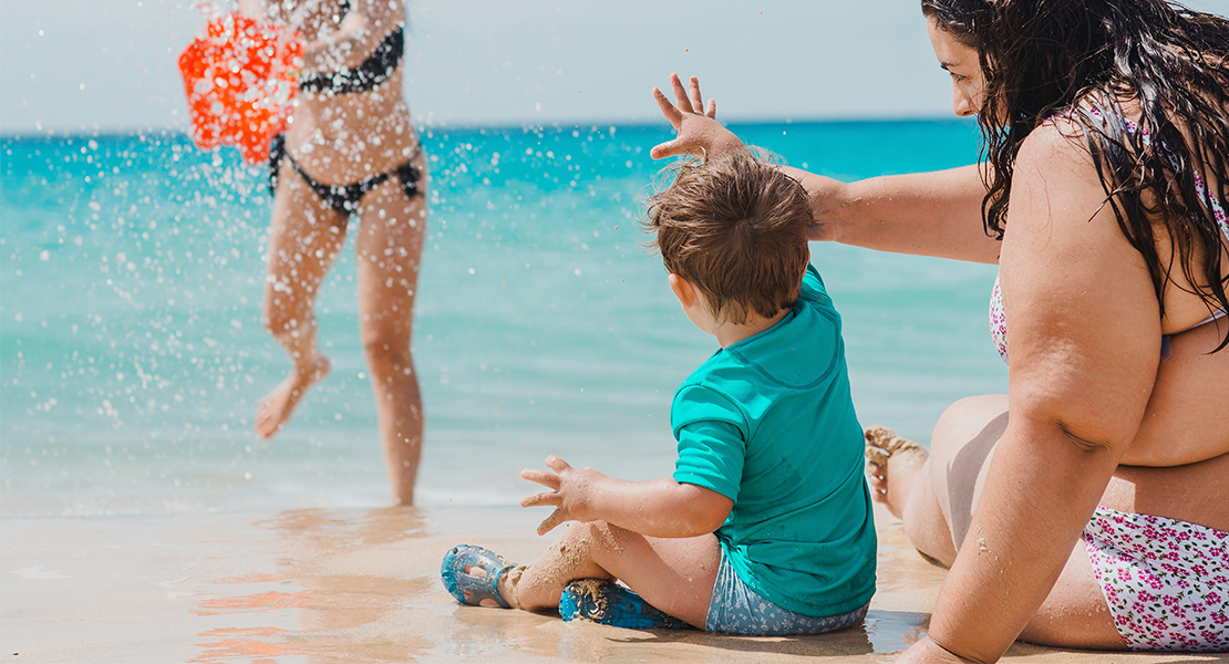 Mujeres y niños víctimas de violencia de género en Extremadura marchan a la playa