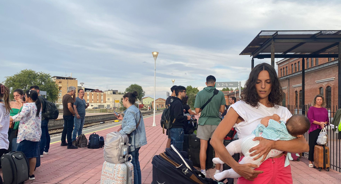 El tren hacia Extremadura deja tirados a 50 pasajeros, entre ellos un bebé de 6 meses