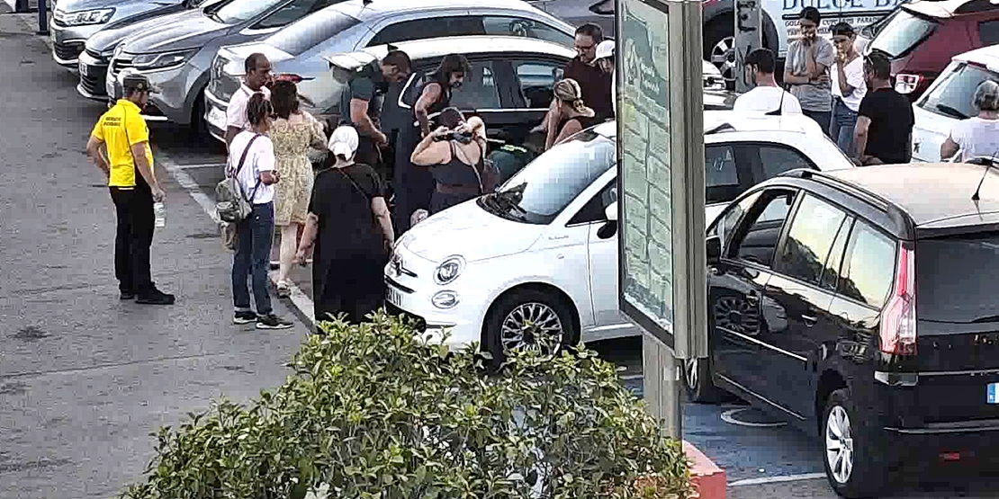 Auxilian a un hombre tras sufrir un desvanecimiento en el parking de un centro comercial