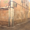 Esperando un rayo de luz que ilumine la oscuridad en el casco antiguo de Badajoz