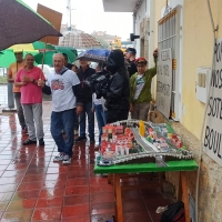 La lluvia no frena a los vecinos de Navalmoral contra el &#39;muro&#39;