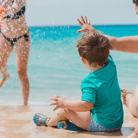 Mujeres y niños víctimas de violencia de género en Extremadura marchan a la playa