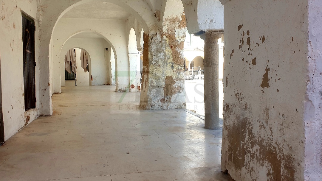 Esperando un rayo de luz que ilumine la oscuridad en el casco antiguo de Badajoz