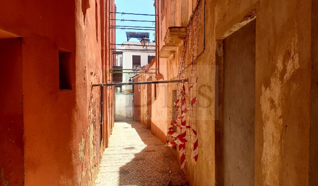 Esperando un rayo de luz que ilumine la oscuridad en el casco antiguo de Badajoz