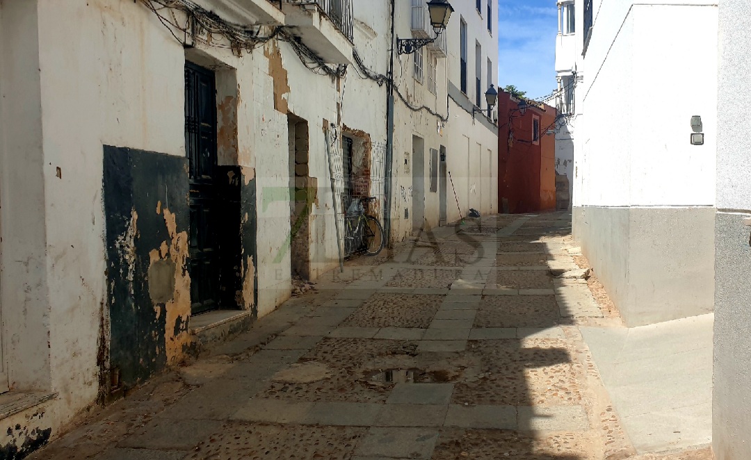 Esperando un rayo de luz que ilumine la oscuridad en el casco antiguo de Badajoz