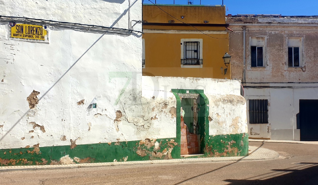 Esperando un rayo de luz que ilumine la oscuridad en el casco antiguo de Badajoz