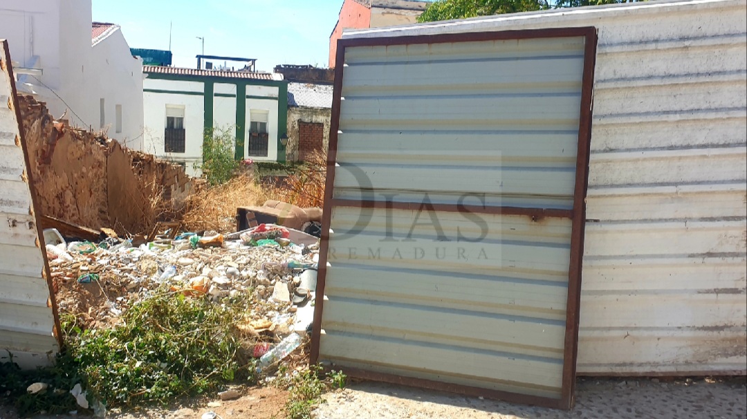 Esperando un rayo de luz que ilumine la oscuridad en el casco antiguo de Badajoz