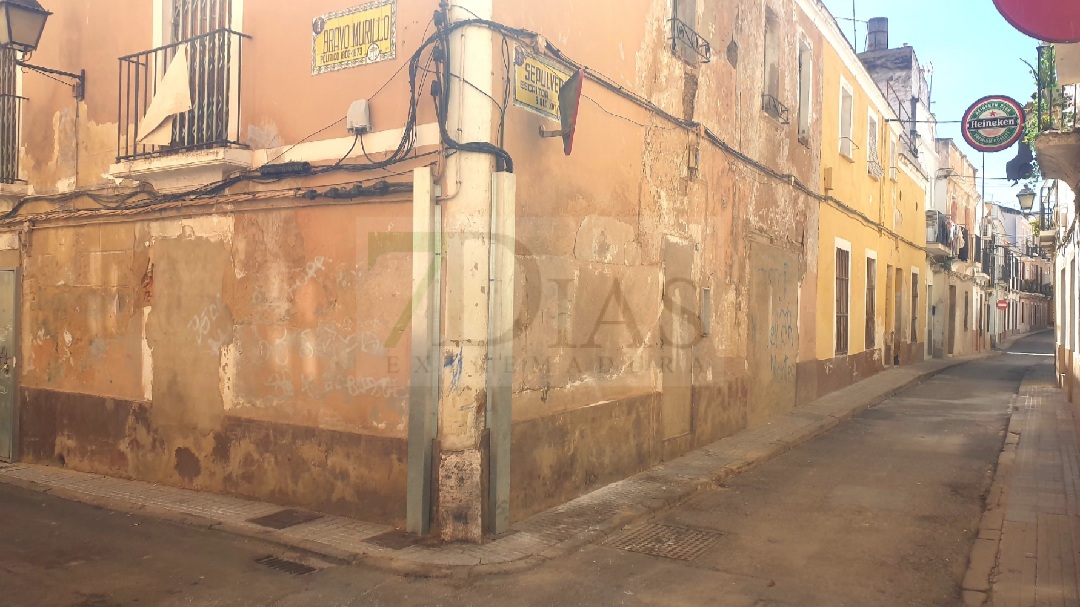 Esperando un rayo de luz que ilumine la oscuridad en el casco antiguo de Badajoz