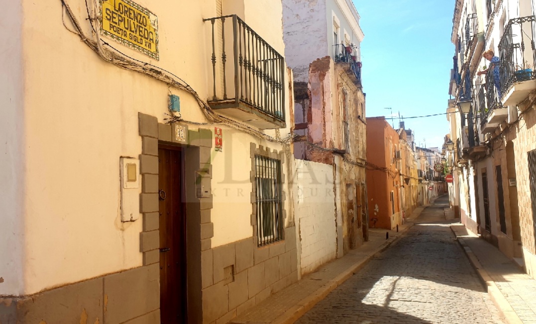 Esperando un rayo de luz que ilumine la oscuridad en el casco antiguo de Badajoz