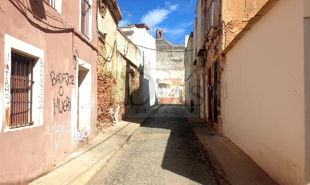 Esperando un rayo de luz que ilumine la oscuridad en el casco antiguo de Badajoz