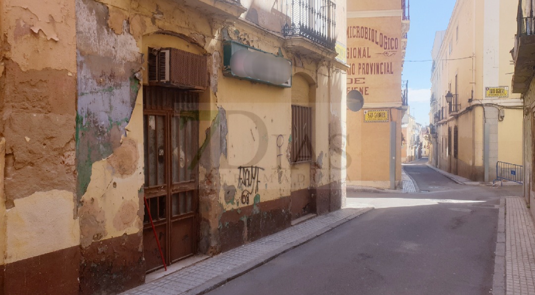 Esperando un rayo de luz que ilumine la oscuridad en el casco antiguo de Badajoz