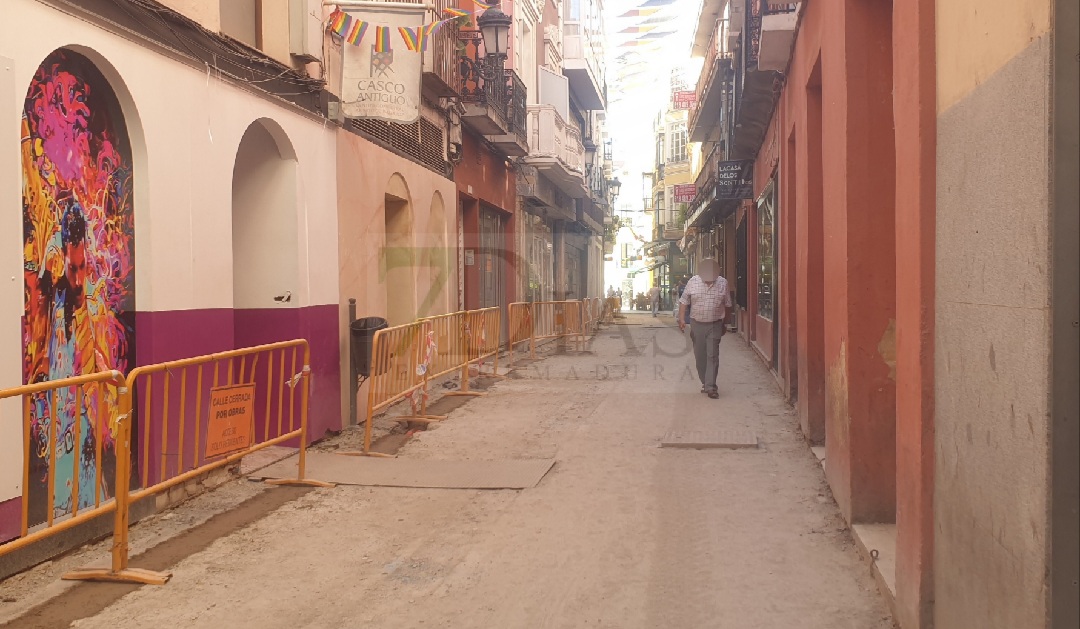 Esperando un rayo de luz que ilumine la oscuridad en el casco antiguo de Badajoz