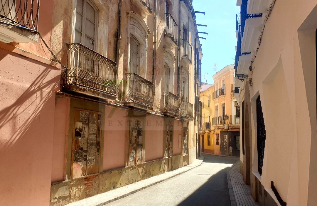 Esperando un rayo de luz que ilumine la oscuridad en el casco antiguo de Badajoz