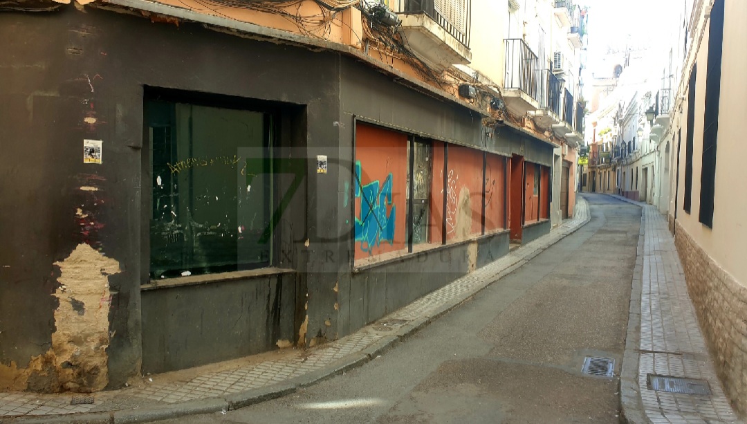 Esperando un rayo de luz que ilumine la oscuridad en el casco antiguo de Badajoz