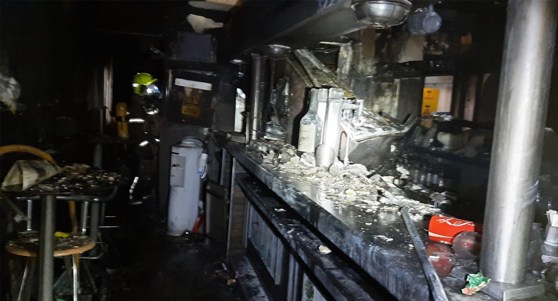 Imágenes del incendio que ha calcinado el restaurante La Marina