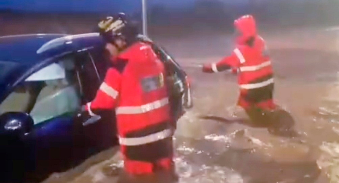 Bomberos de Badajoz en alerta toda la tarde: rescates, caídas de árboles e inundaciones