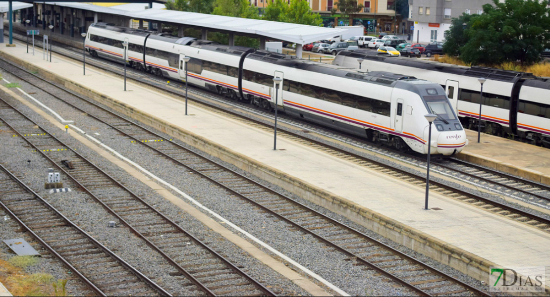 La presidenta de la Junta reivindica un tren directo Madrid-Lisboa