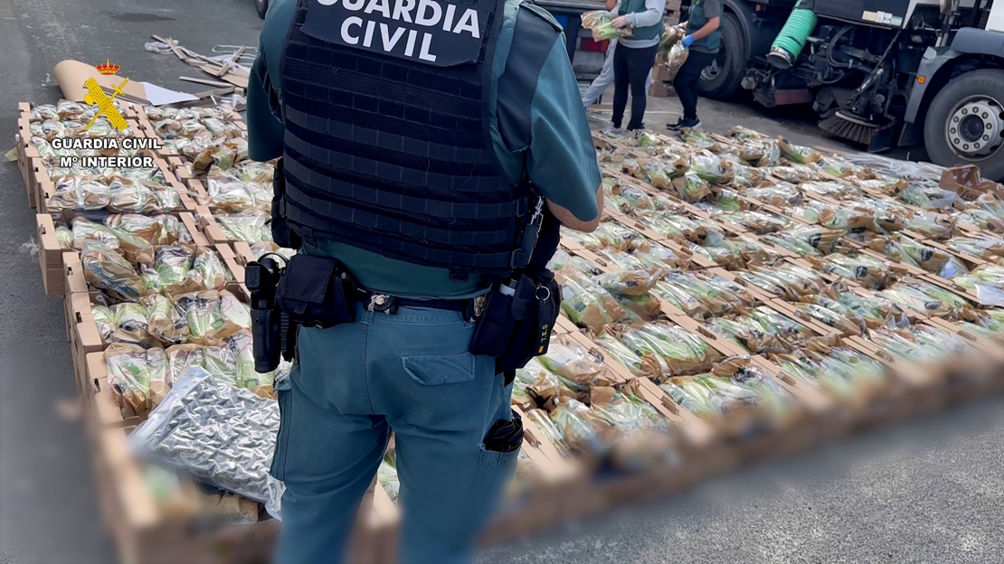 Detenidos por transportar marihuana entre lechugas tras dar un vuelco haciéndose pasar por policías