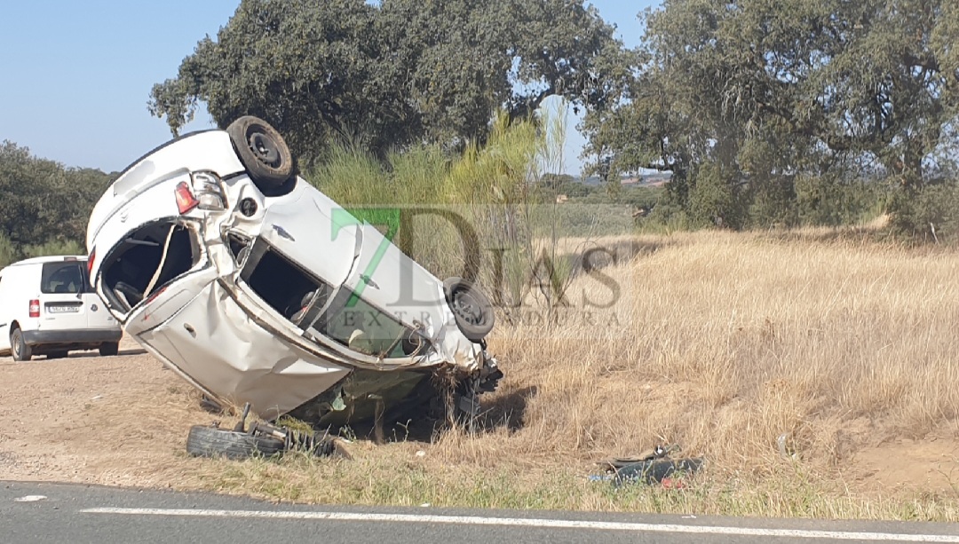 Tres mujeres heridas tras salirse de la vía y volcar el coche que conducían en la EX-325 (BA)