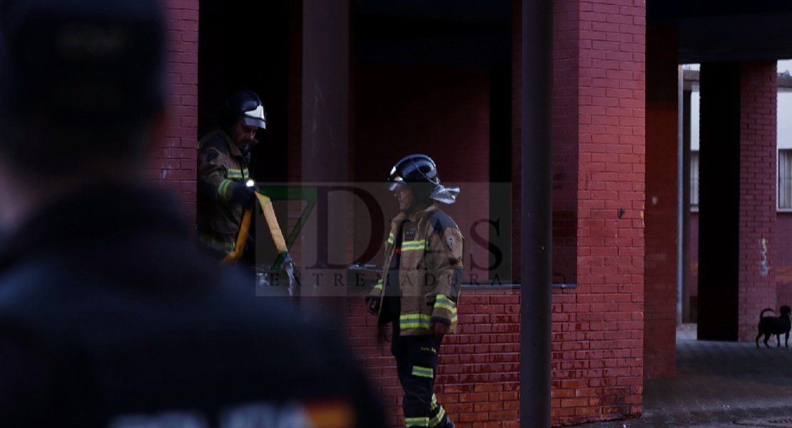 Bomberos y Policía trabajan conjuntamente en un incendio de vivienda en Badajoz