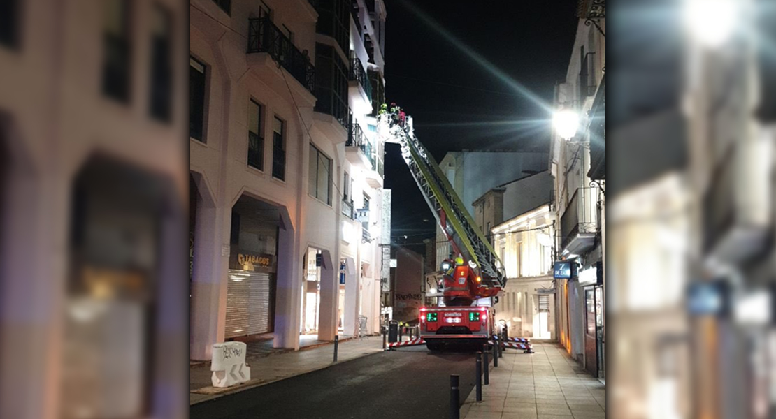 Cortan la calle San Atón por desprendimientos en un edificio