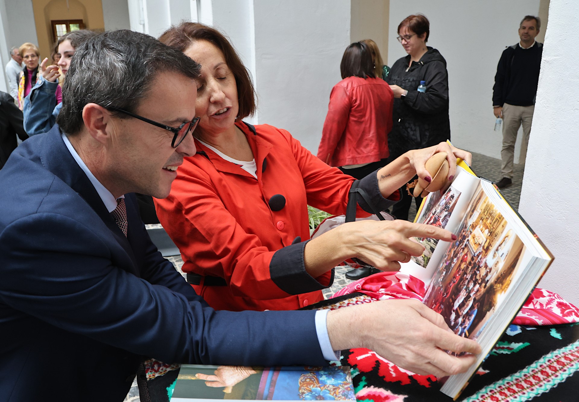 Presentado el libro que recoge las fiestas ancestrales de la provincia de Badajoz