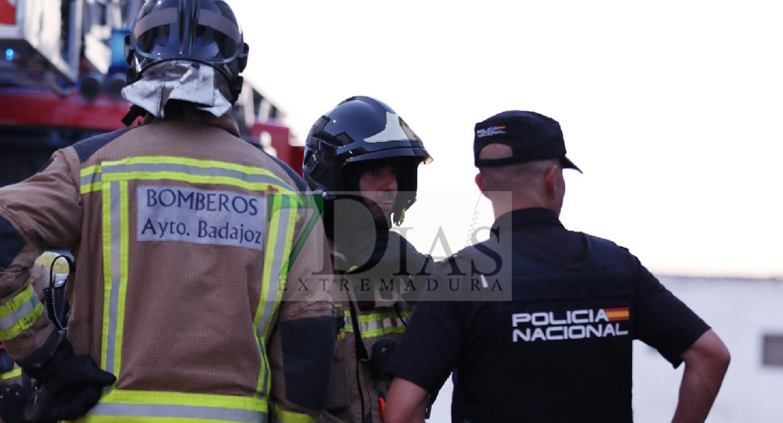 Bomberos y Policía trabajan conjuntamente en un incendio de vivienda en Badajoz