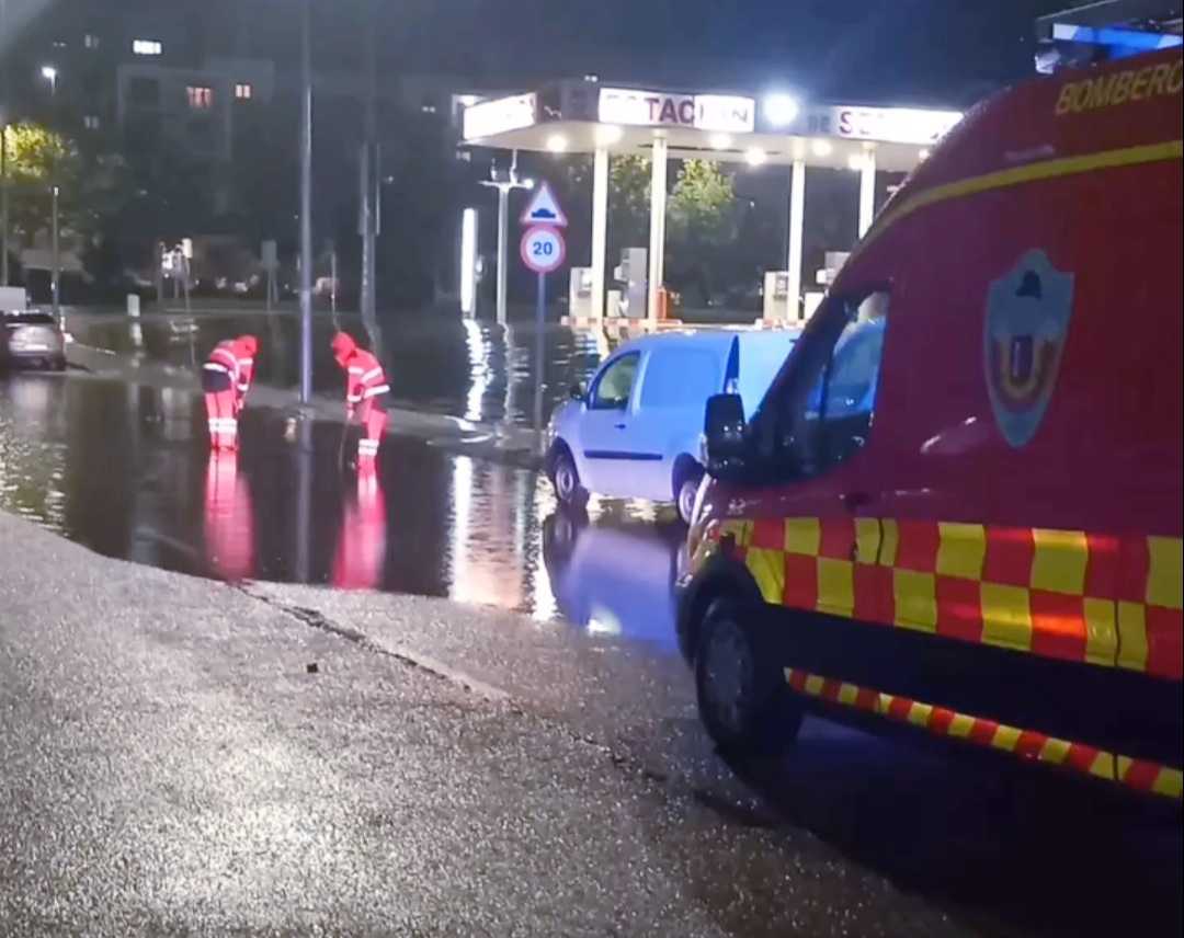 Bomberos de Badajoz en alerta toda la tarde: rescates, caídas de árboles e inundaciones