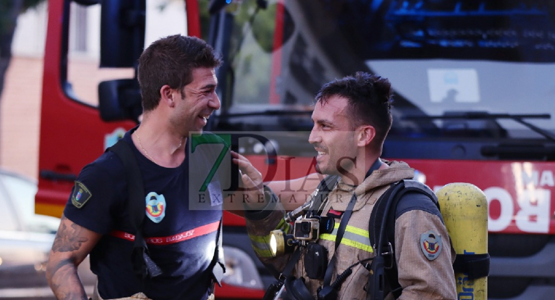 Bomberos y Policía trabajan conjuntamente en un incendio de vivienda en Badajoz