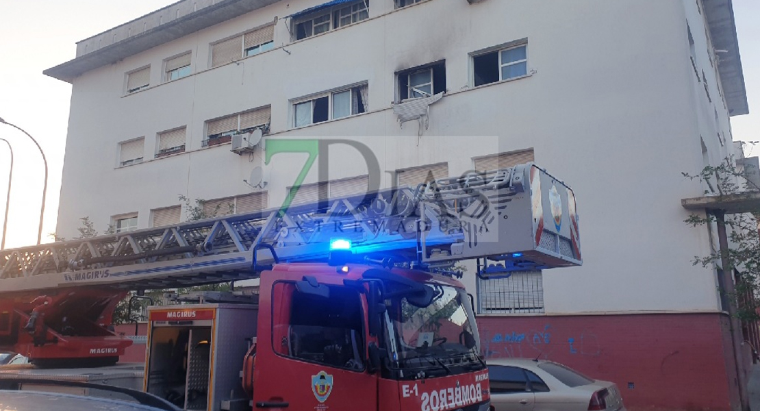 Bomberos y Policía trabajan conjuntamente en un incendio de vivienda en Badajoz