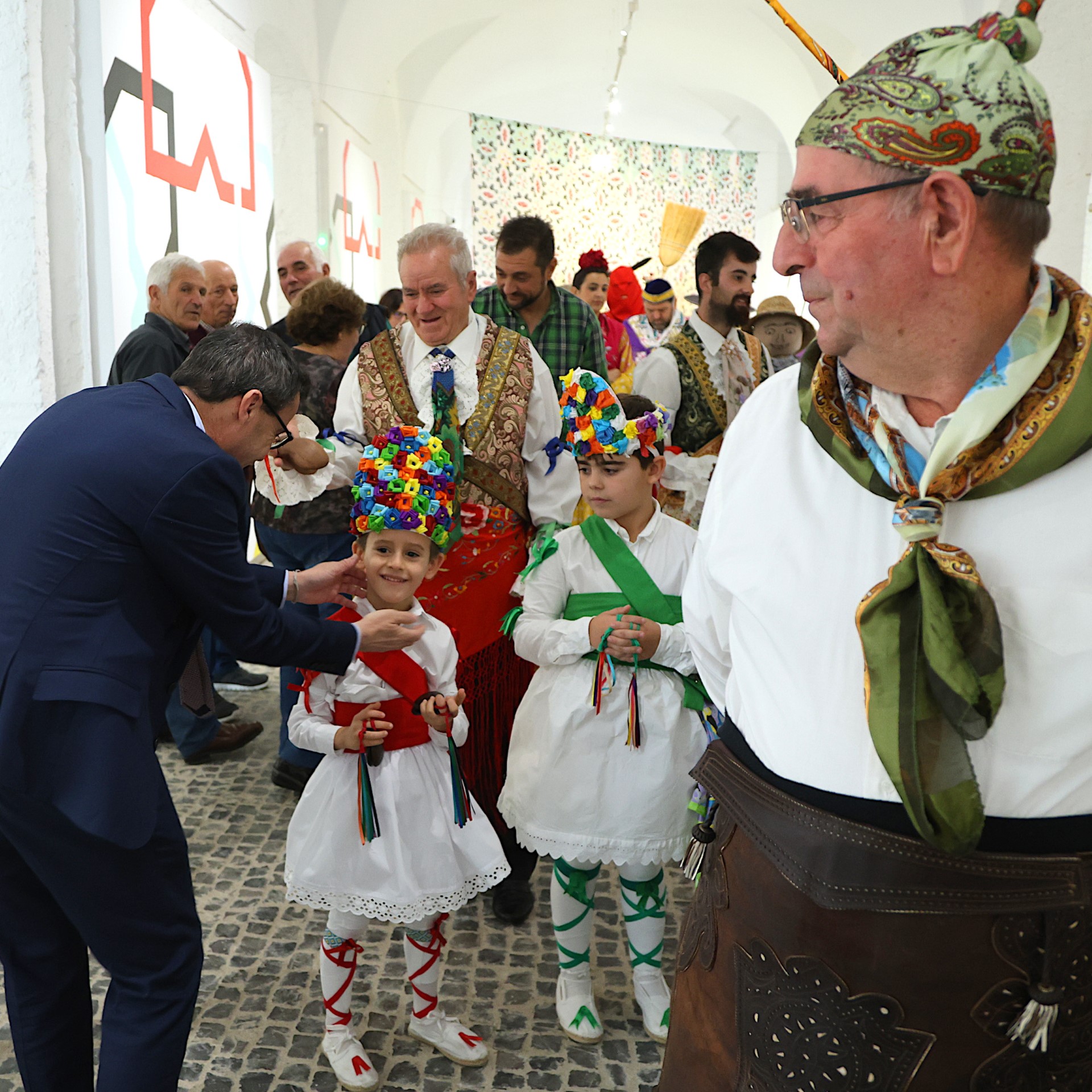 Presentado el libro que recoge las fiestas ancestrales de la provincia de Badajoz