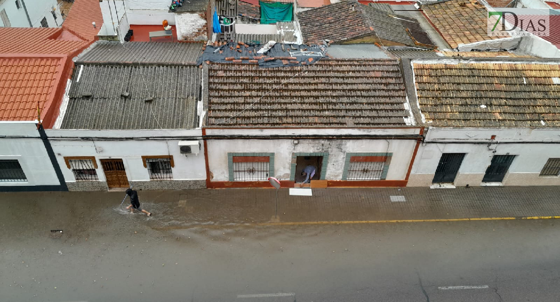 El agua entra en las viviendas de una calle en Badajoz