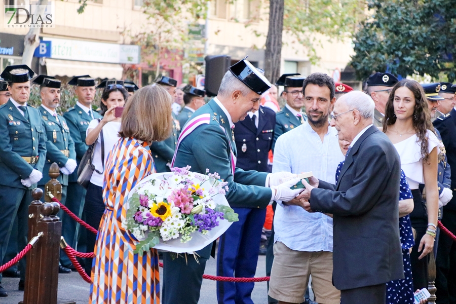 Desfile y medallas por el &#39;Día de la Fiesta Nacional&#39; en Badajoz