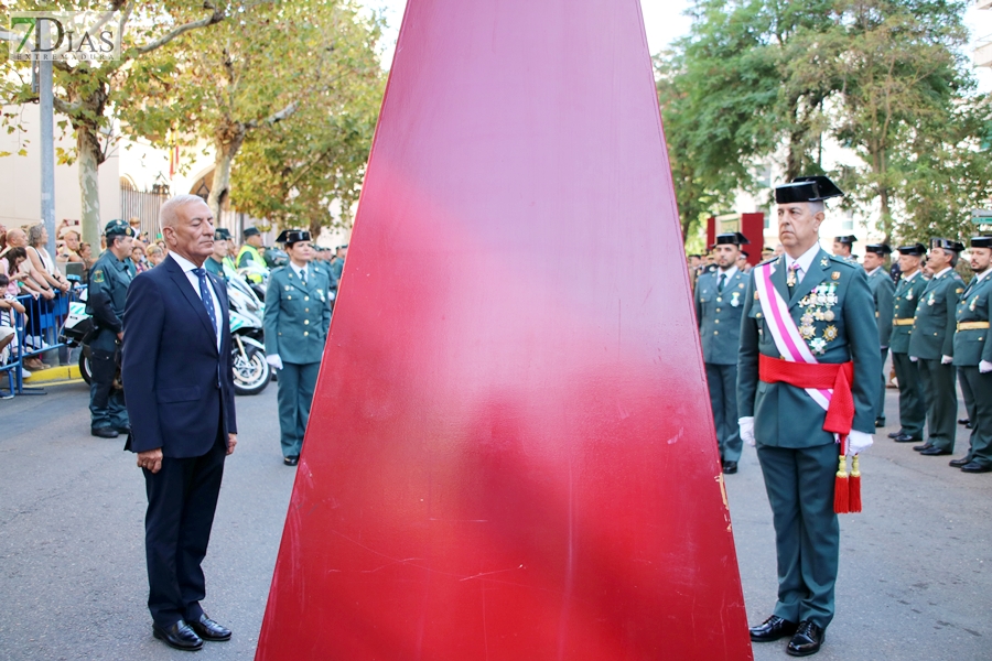 Desfile y medallas por el &#39;Día de la Fiesta Nacional&#39; en Badajoz