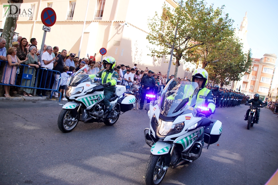 Desfile y medallas por el &#39;Día de la Fiesta Nacional&#39; en Badajoz