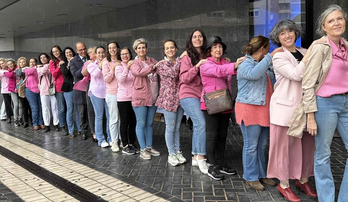 Una &quot;cadena humana&quot; visibiliza la lucha contra el Cáncer de Mama en Badajoz