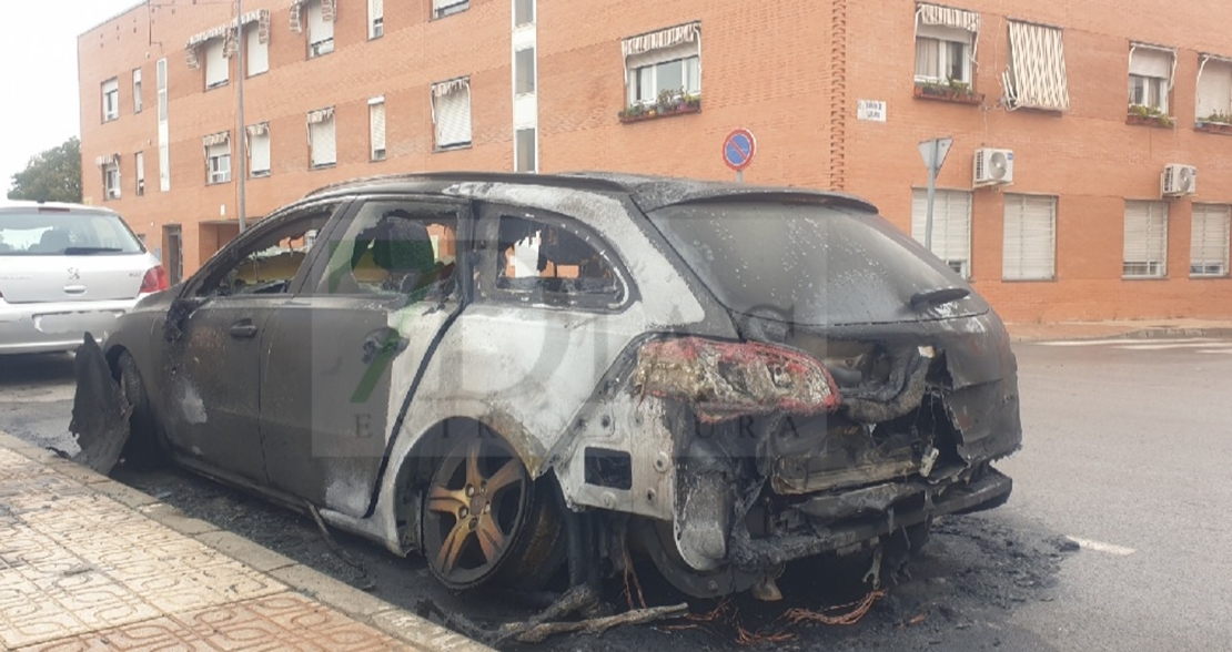 Un nuevo vehículo aparece calcinado en las calles de Badajoz