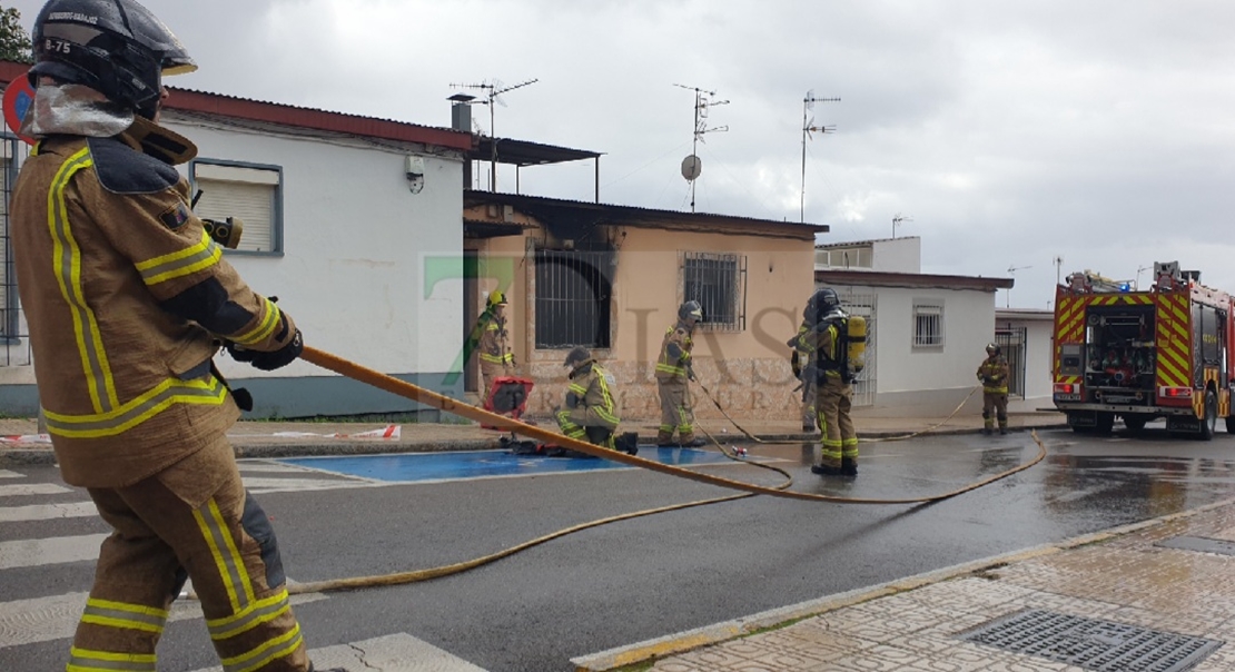 Las llamas y explosiones alertan de un incendio en una vivienda en Las 800 (Badajoz)