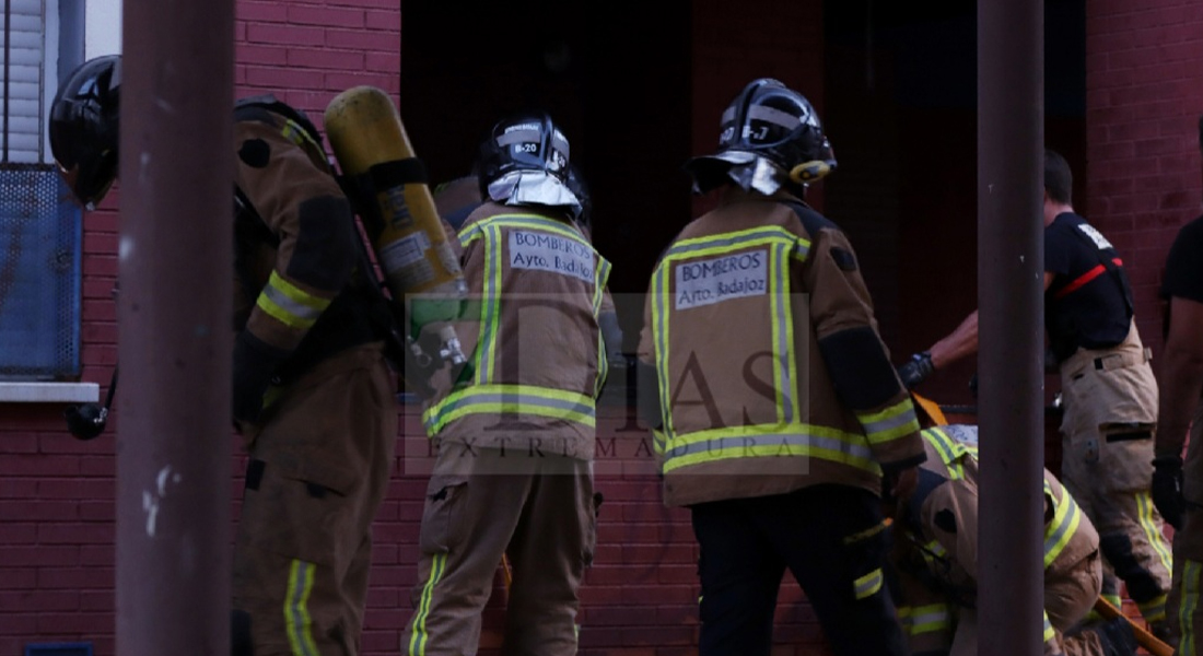 Bomberos y Policía trabajan conjuntamente en un incendio de vivienda en Badajoz