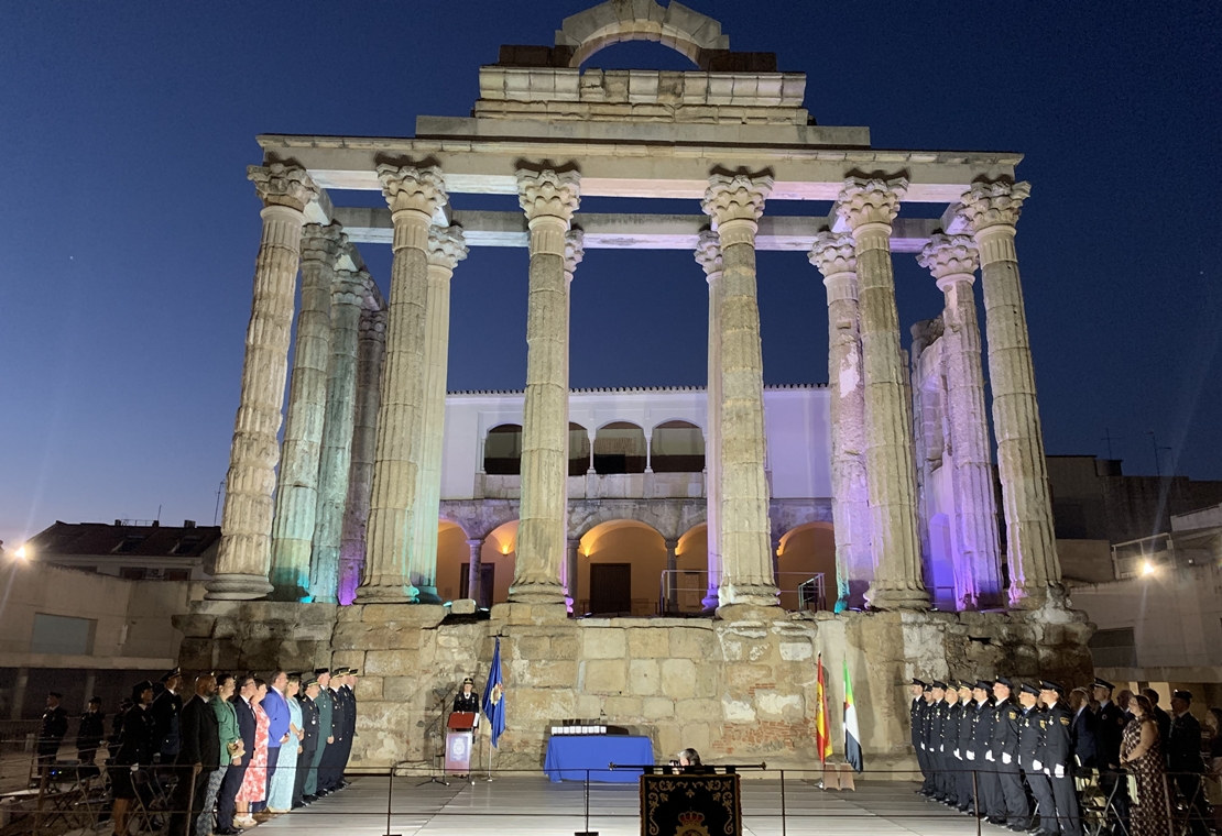 El 112 Extremadura recibe un reconocimiento de manos de la Policía Nacional