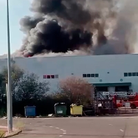 Un grave incendio afecta a ACENORCA en Montehermoso (CC) y deja dos heridos