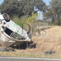 Tres mujeres heridas tras salirse de la vía y volcar el coche en la EX-325 (BA)