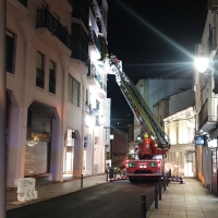 Cortan la calle San Atón por desprendimientos en un edificio